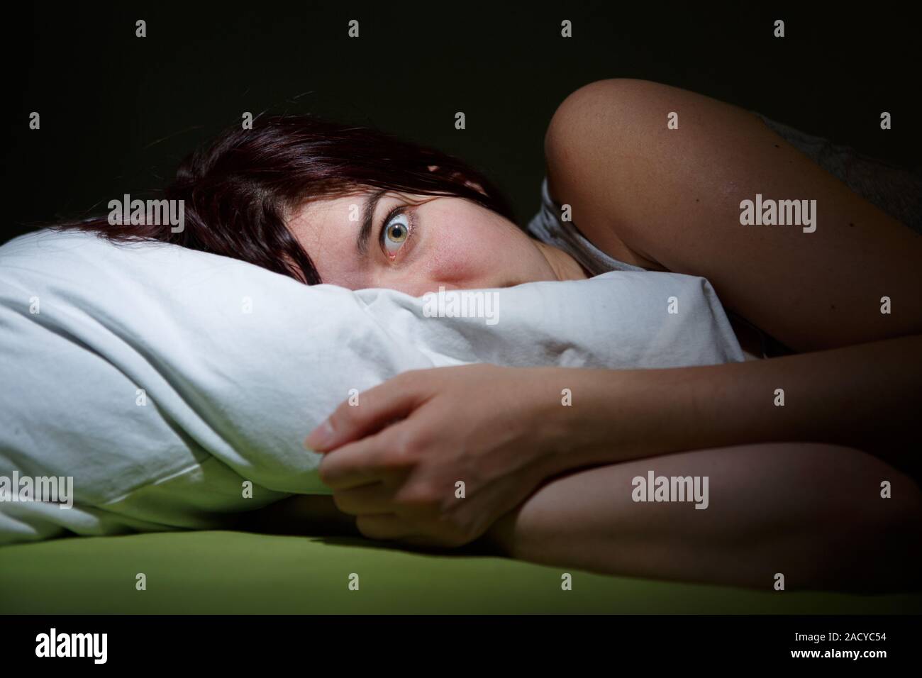 Giovane donna nel letto gli occhi aperti sofferenza insonnia. Problemi di incubo Foto Stock