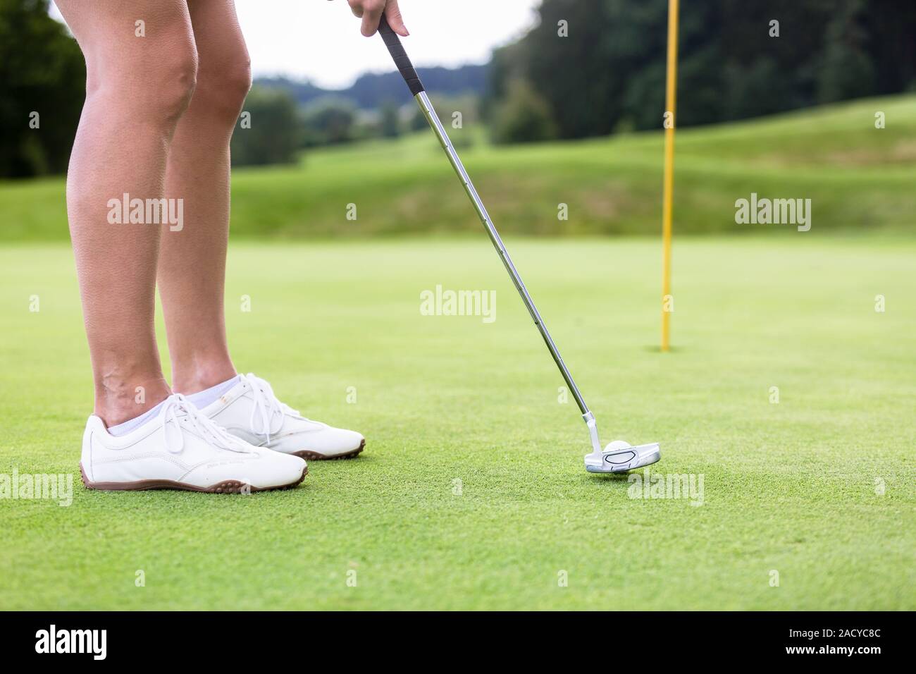 Giocatore di golf putting pallina da golf sul green golf Foto Stock