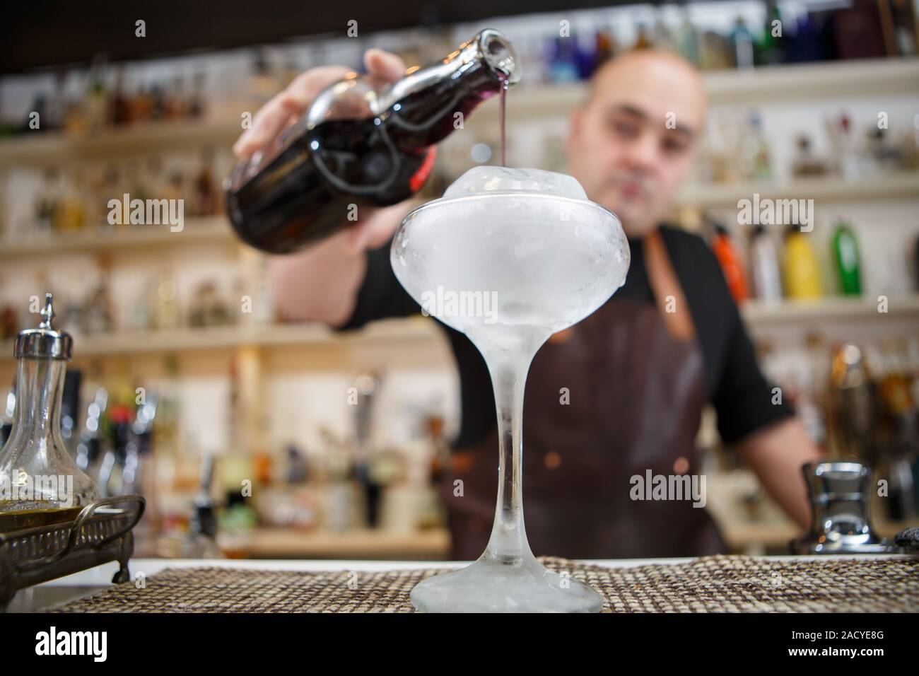 Giant wine glass immagini e fotografie stock ad alta risoluzione - Alamy