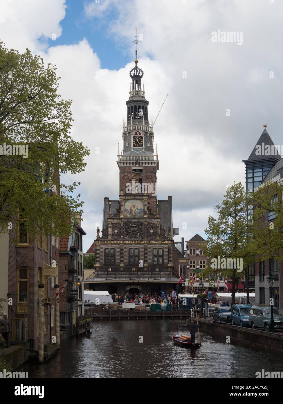 De Waagtoren sul Waagplein di Alkmaar, una città dei Paesi Bassi, situata nella provincia del Nord Olanda. Foto Stock
