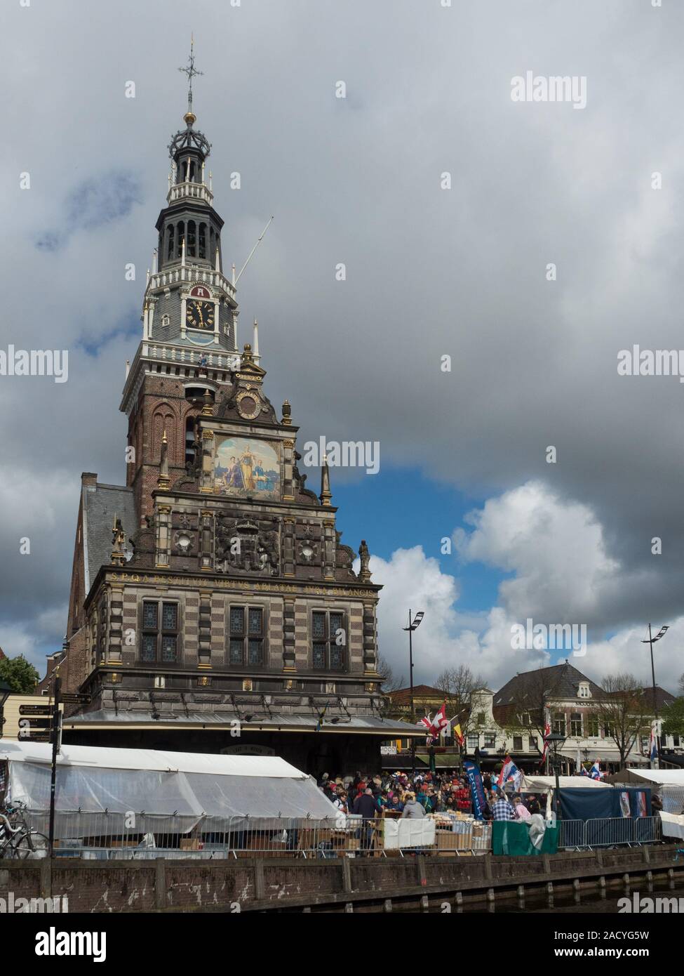 De Waagtoren sul Waagplein di Alkmaar, una città dei Paesi Bassi, situata nella provincia del Nord Olanda. Foto Stock