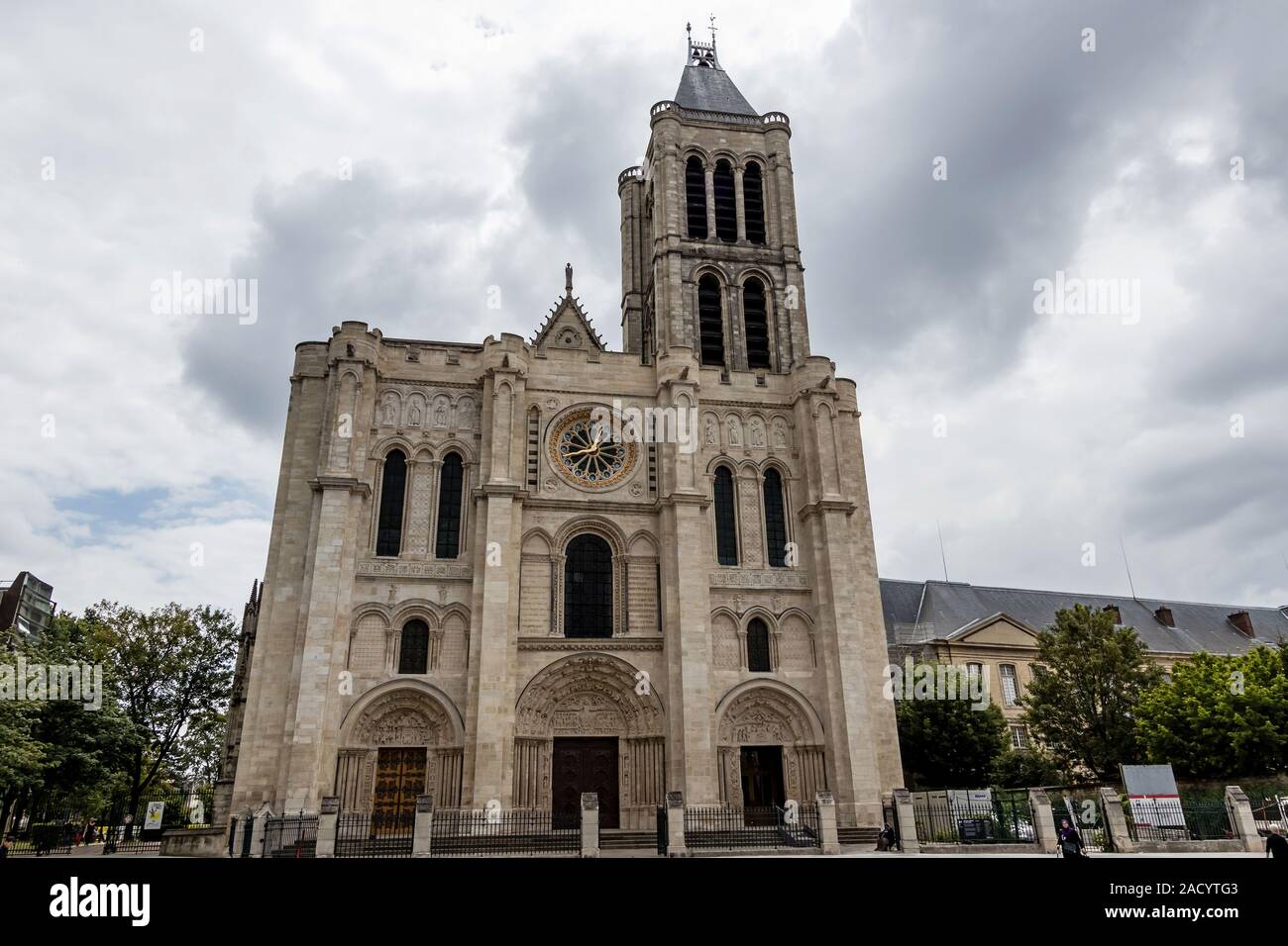 Ad ovest la facciata della Basilica Cattedrale di Saint Denis, Parigi Foto Stock