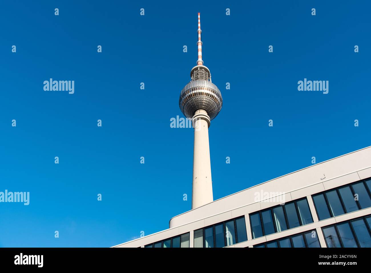 La famosa torre della televisione e di un moderno edificio a Berlino, Germania Foto Stock