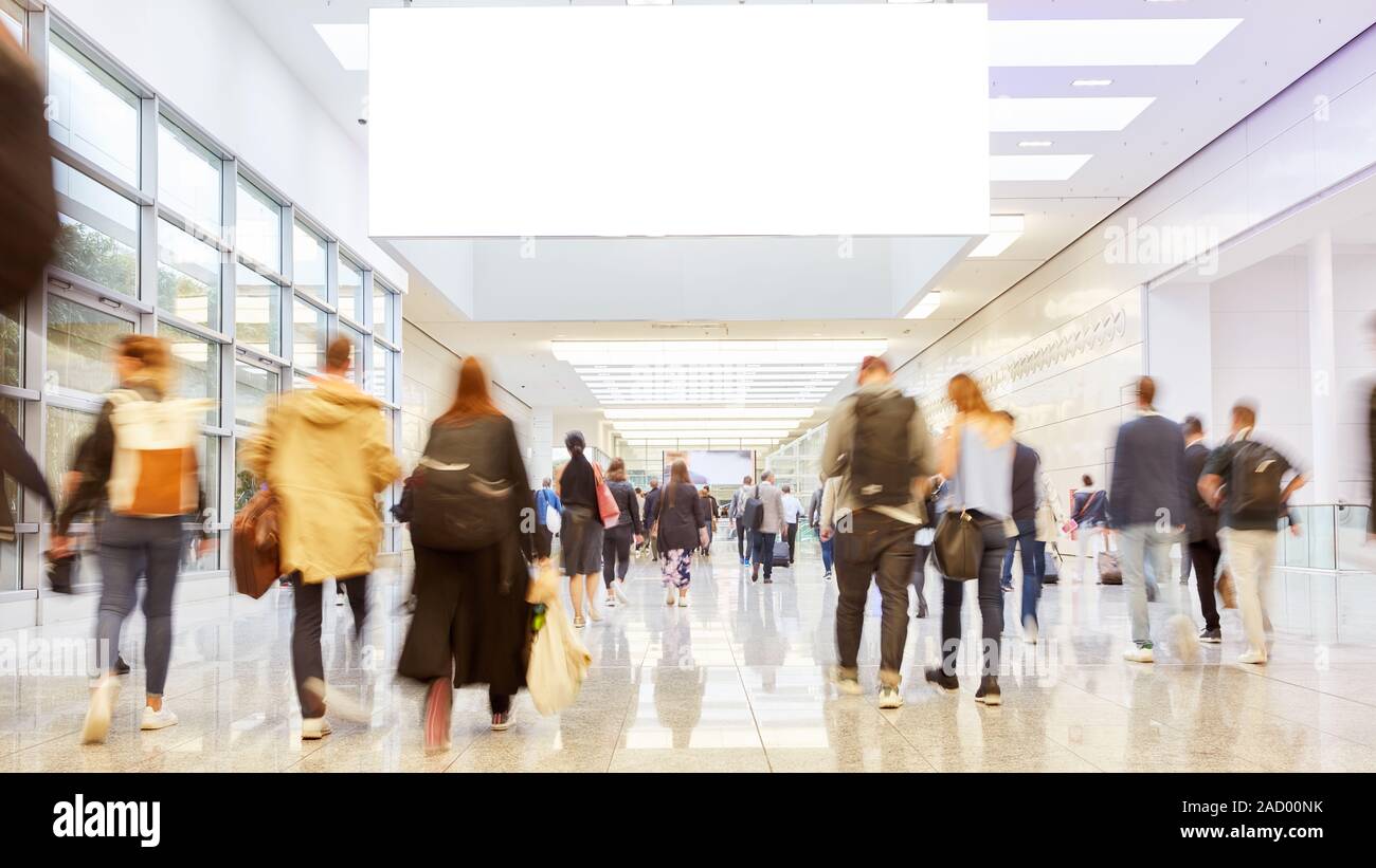 Vuoto lo spazio pubblicitario in fiera o congresso sopra molte persone anonime Foto Stock