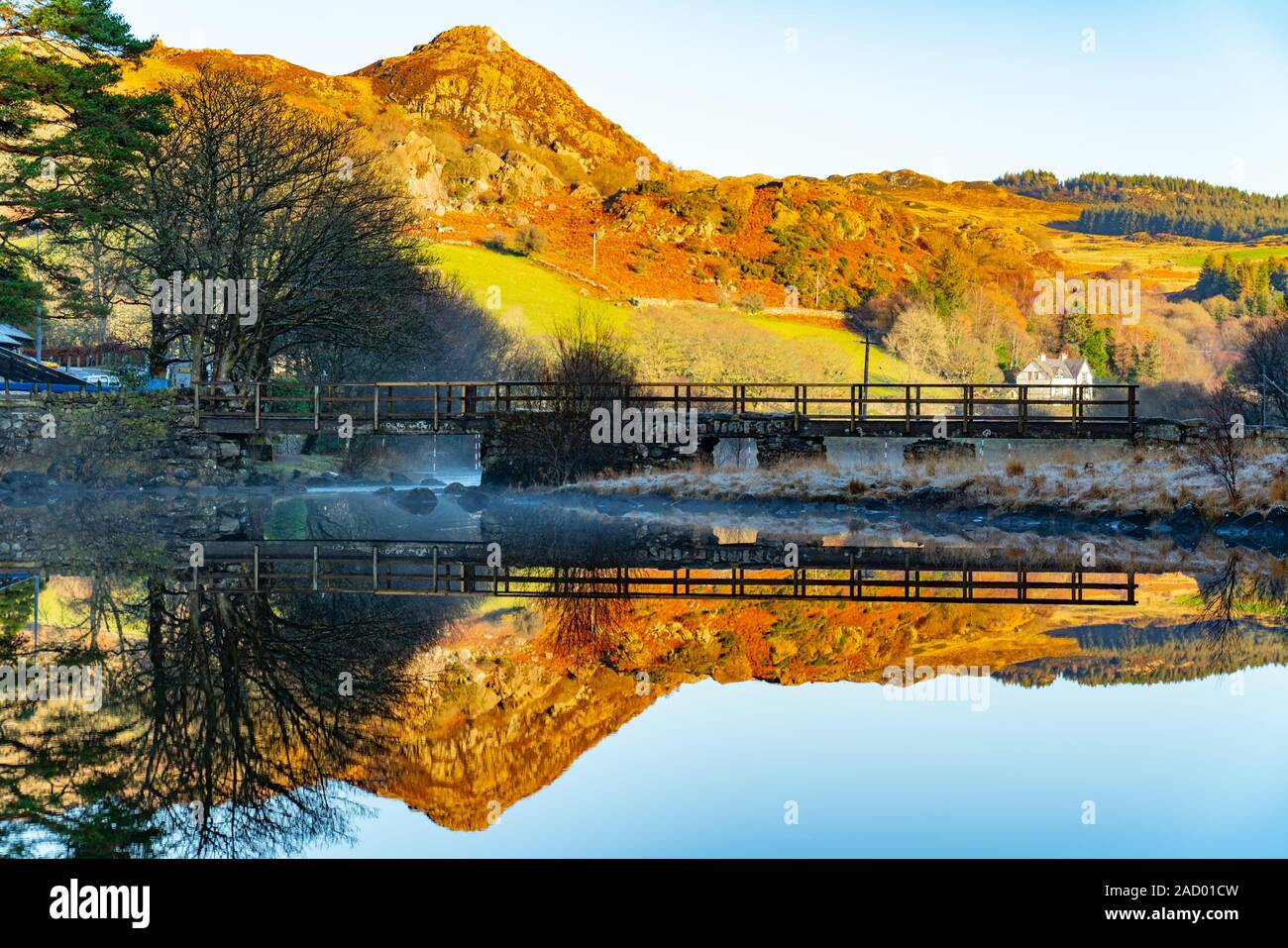 Plas Y Brenin outdoor center, Capel Curig, il Galles del Nord, con Llyn Mymbyr (lago) in primo piano. Immagine presa nel novembre 2019. Foto Stock