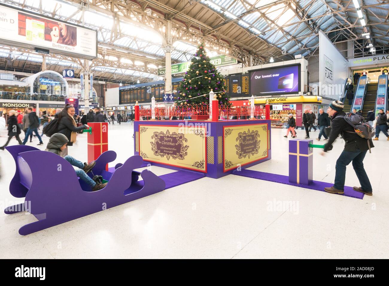 Il pedale powered interactive albero di Natale, luci e musica presso la stazione ferroviaria di Victoria, Westminster, Londra Centrale Foto Stock