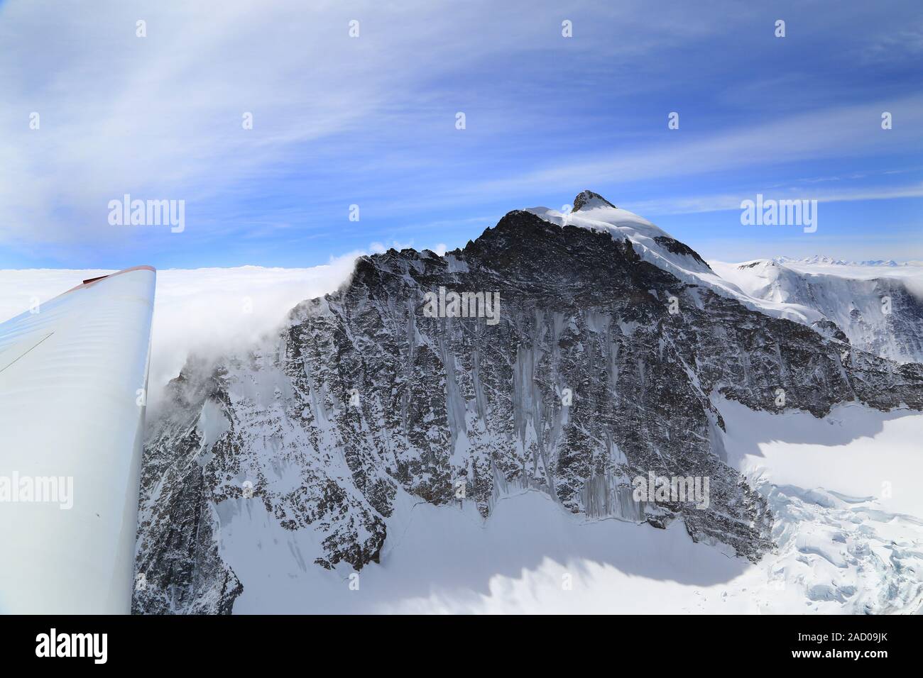 Con il motore del parapendio nelle Alpi svizzere alla Jungfrau Foto Stock