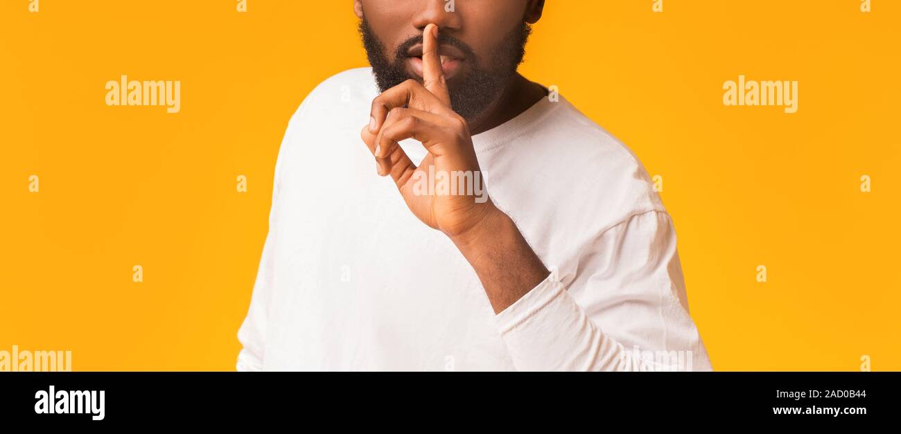 Foto ritagliata dell uomo che mostra il silenzio gesto Foto Stock