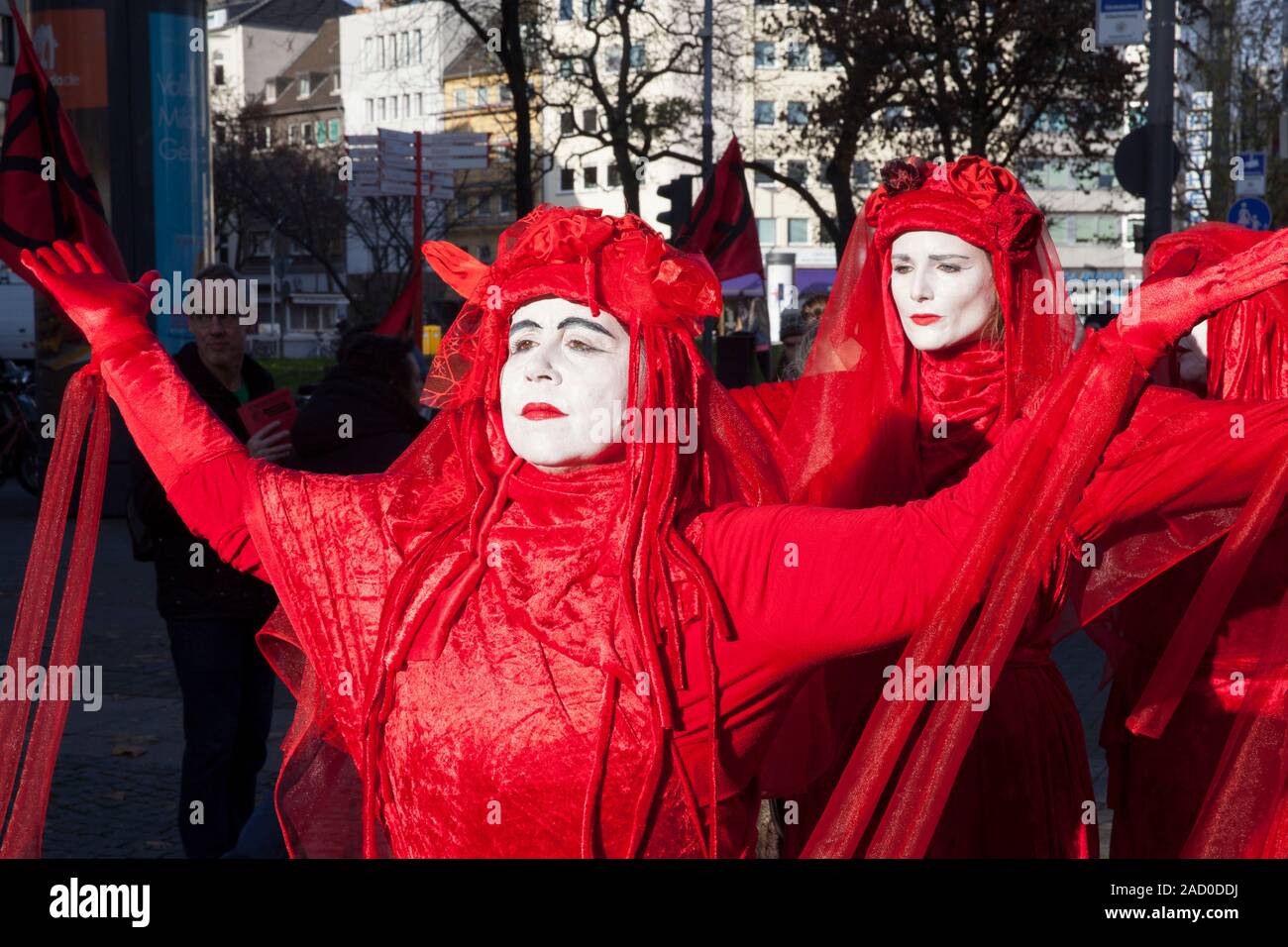 Novembre 29, 2019 - Colonia, Germania. Le prestazioni del gruppo di ribelli rosso di estinzione della ribellione al venerdì per il clima futuro sciopero. Quarta global da Foto Stock