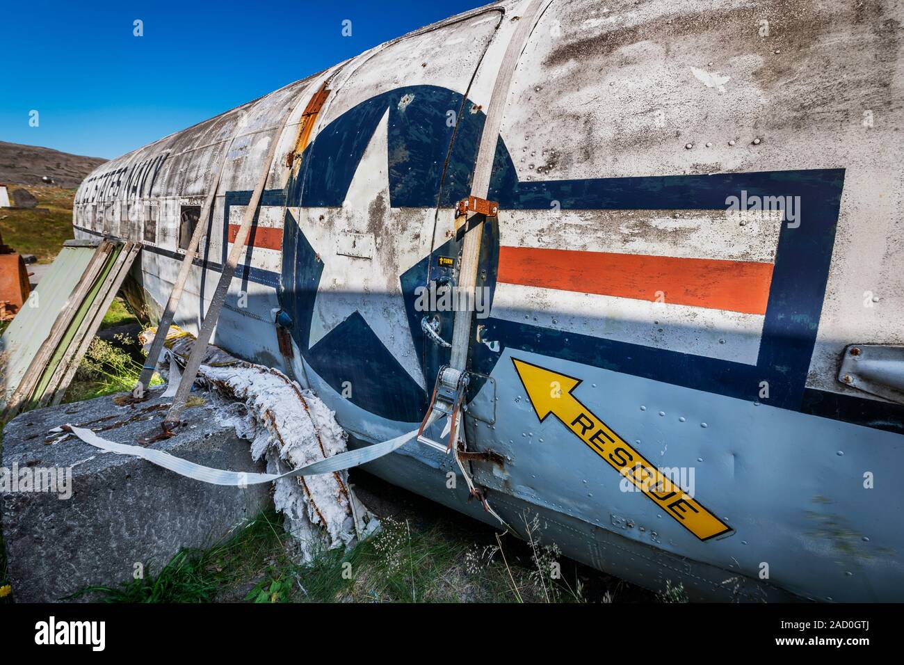 Il vecchio piano-US Navy Douglas DC-3, Hnjotur piano Museum, a ovest di fiordi, Islanda Foto Stock