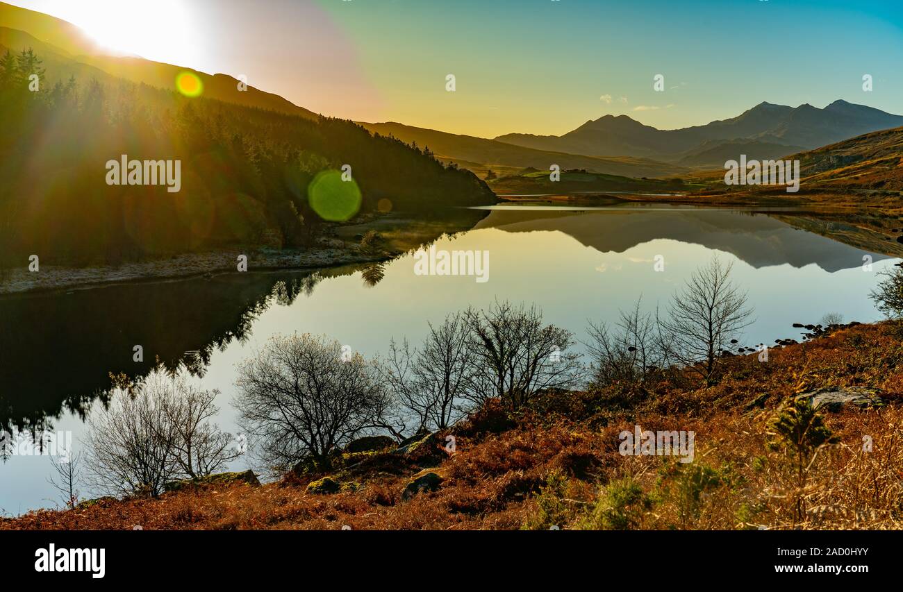 Mount Snowdon visto da Llyn Mymbyr, in Gwynedd ma vicino a Capel Curig che è nella contea di Conwy. Immagine presa nel novembre 2019. Foto Stock