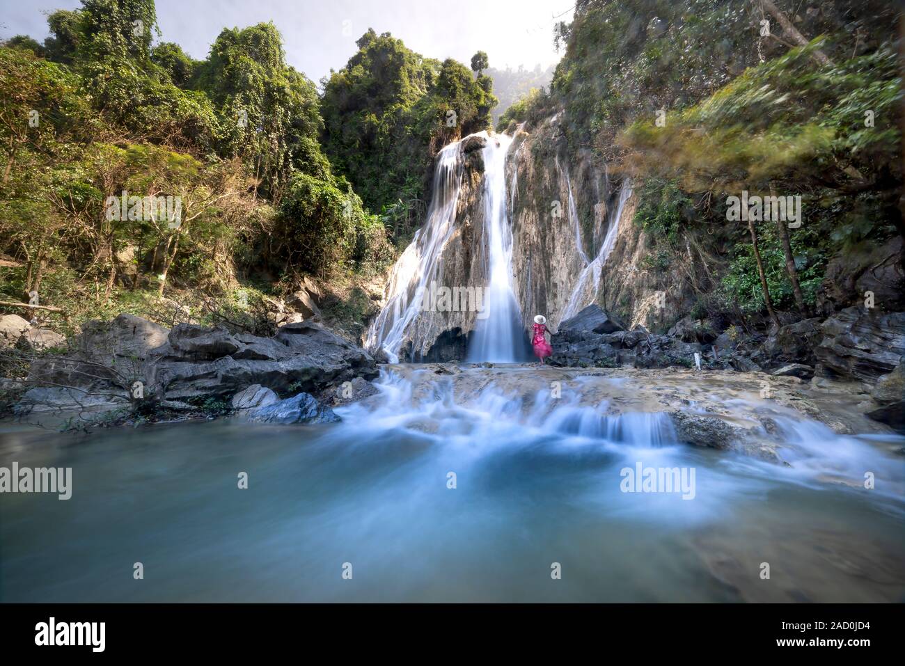 La bellezza di Khuoi Nhi cascata in Thuong Lam, Na Hang, Tuyen Quang Provincia, Vietnam Foto Stock