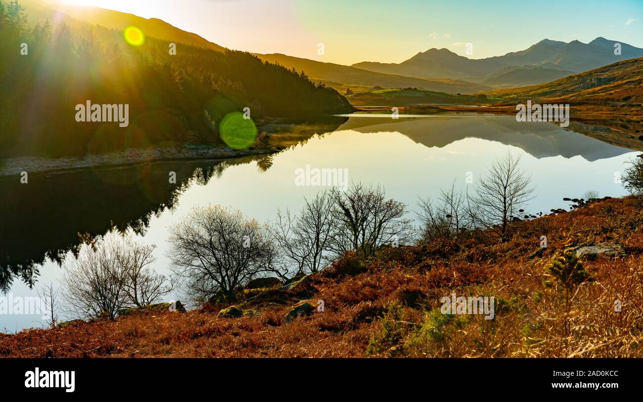 Mount Snowdon visto da Llyn Mymbyr, in Gwynedd ma vicino a Capel Curig che è nella contea di Conwy. Immagine presa nel novembre 2019. Foto Stock