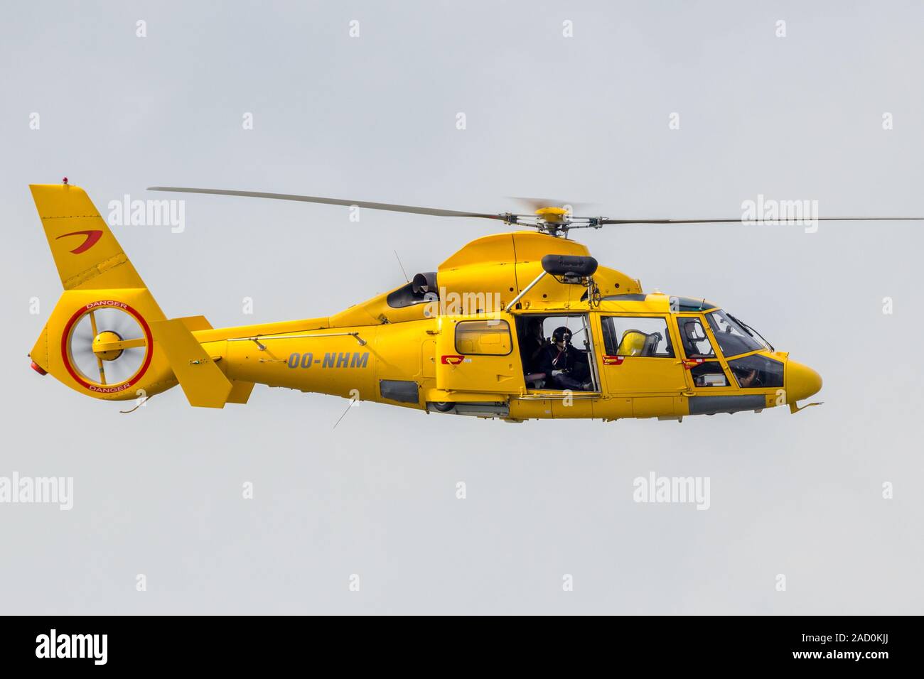 ROTTERDAM, Paesi Bassi - 3 sett 2016: Eurocopter AS365 Daupin Salvataggio in elicottero da OPN-Noordzee Helikopters in volo. Foto Stock