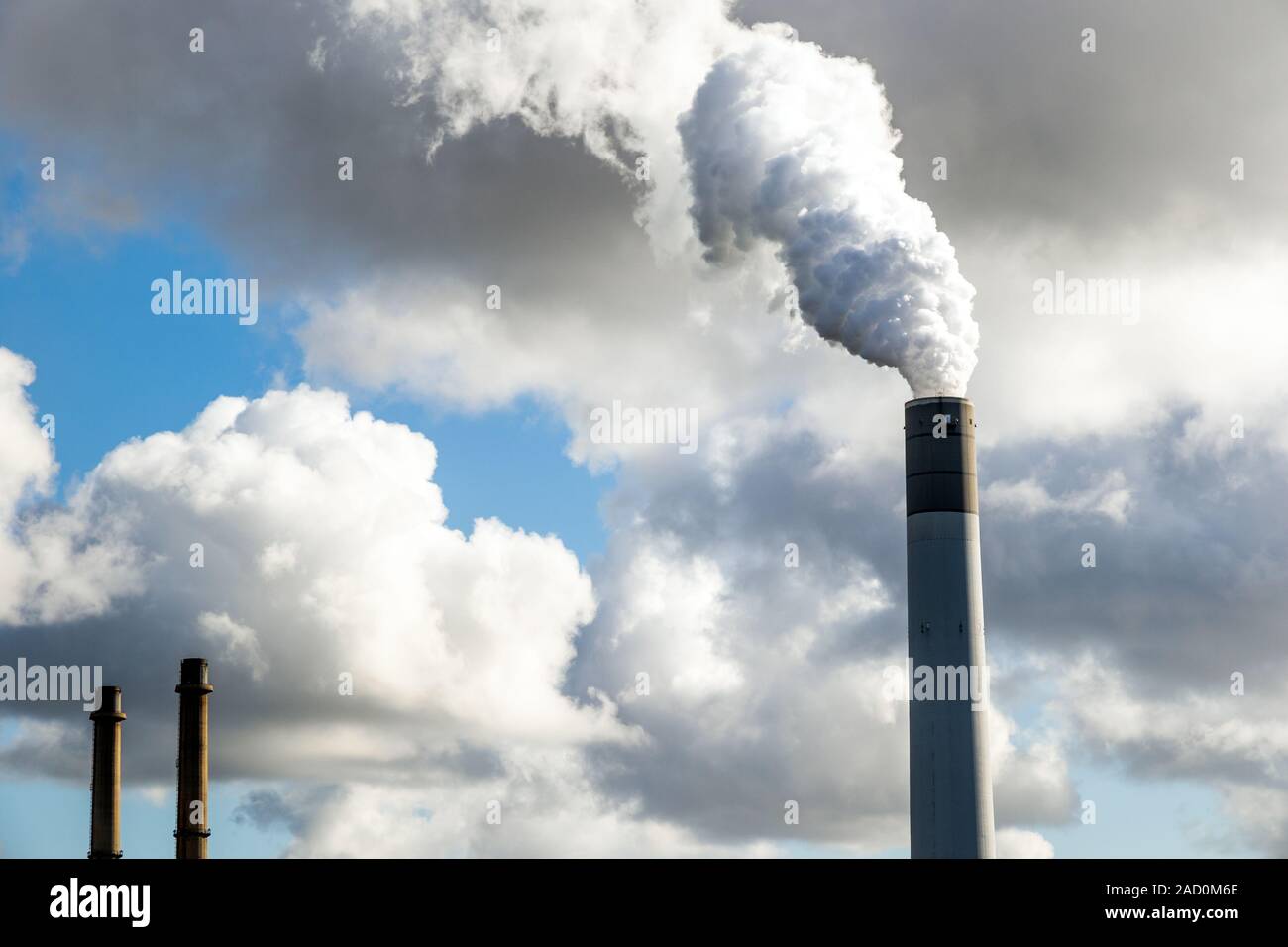 Inquinamento atmosferico da un carbone fossile bruno power station camini. Foto Stock