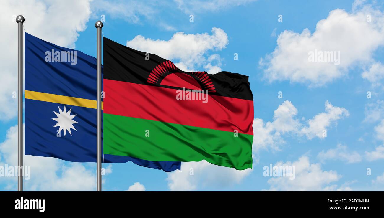 Nauru e Malawi bandiera sventolare nel vento contro bianco torbido cielo blu insieme. Concetto di Diplomazia e relazioni internazionali. Foto Stock