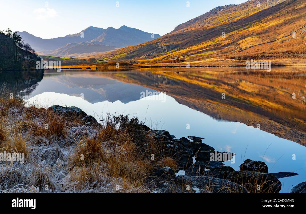 Mount Snowdon visto da Llyn Mymbyr, in Gwynedd ma vicino a Capel Curig che è nella contea di Conwy. Immagine presa nel novembre 2019. Foto Stock