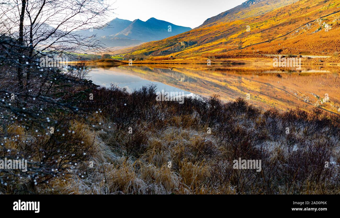 Mount Snowdon visto da Llyn Mymbyr, in Gwynedd ma vicino a Capel Curig che è nella contea di Conwy. Immagine presa nel novembre 2019. Foto Stock