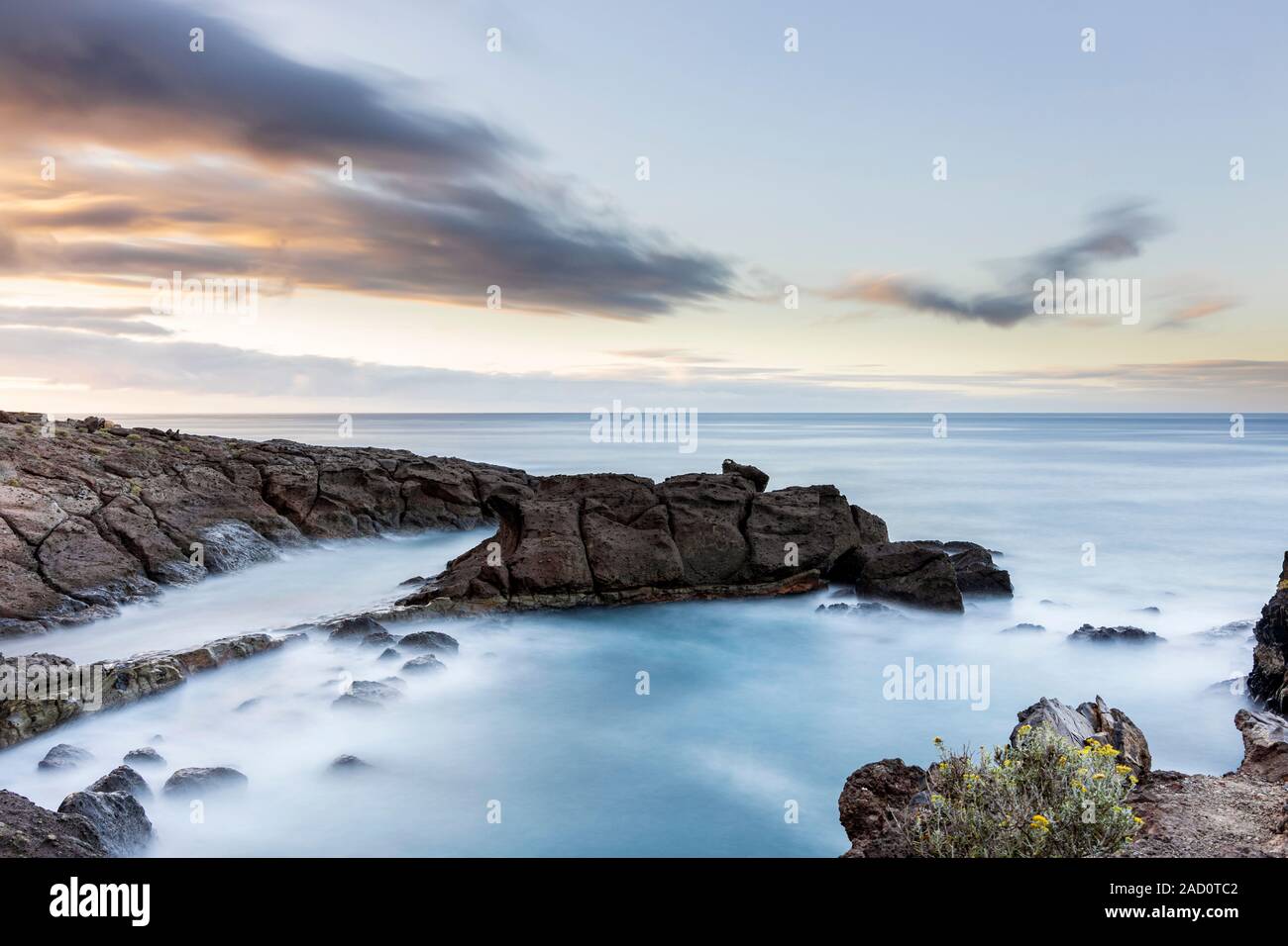 Fotografie con lunghi tempi di esposizione seascape all'alba, Playa Paraiso, Costa Adeje, Tenerife, Isole Canarie, Spagna Foto Stock
