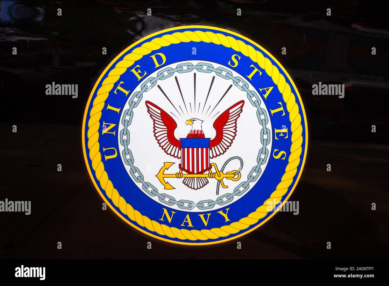 San Diego, il Navy Pier, CALIFORNIA, STATI UNITI - 3 Agosto 2018: emblema della marina degli Stati Uniti isolati su una porta di auto nera degli Stati Uniti Foto Stock