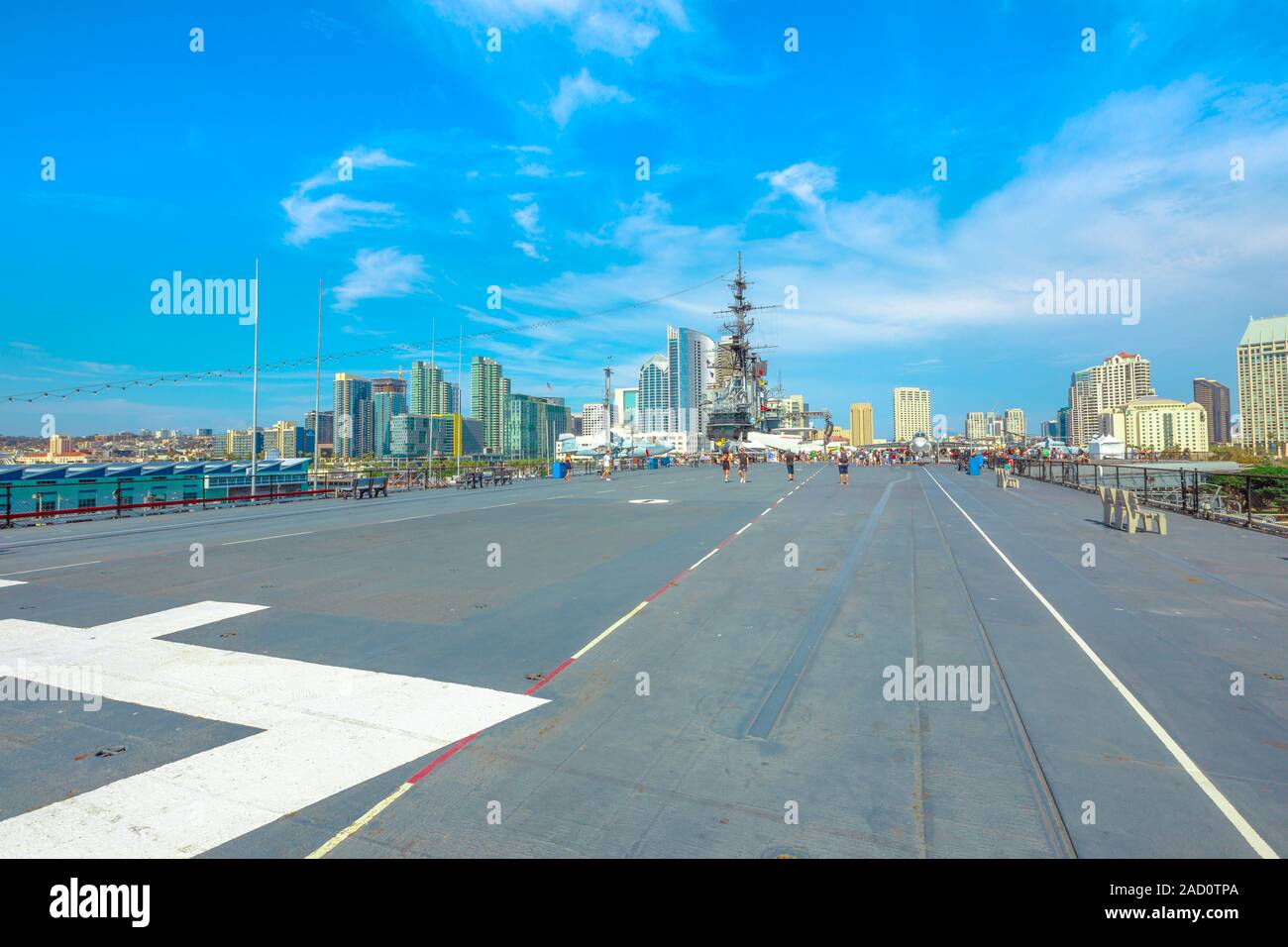 San Diego, il Navy Pier, California, Stati Uniti d'America - 1 Agosto 2018: grande ponte di volo pista di USS Midway nave da guerra a San Diego Pier. Servita nella II Guerra Mondiale e Foto Stock