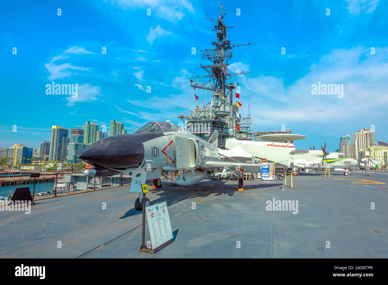 San Diego, il Navy Pier, California, Stati Uniti d'America - 1 Agosto 2018: guerra piano a getto sulla USS Midway Guerra Fredda corazzata a San Diego. È stata la più lunga che serve Foto Stock