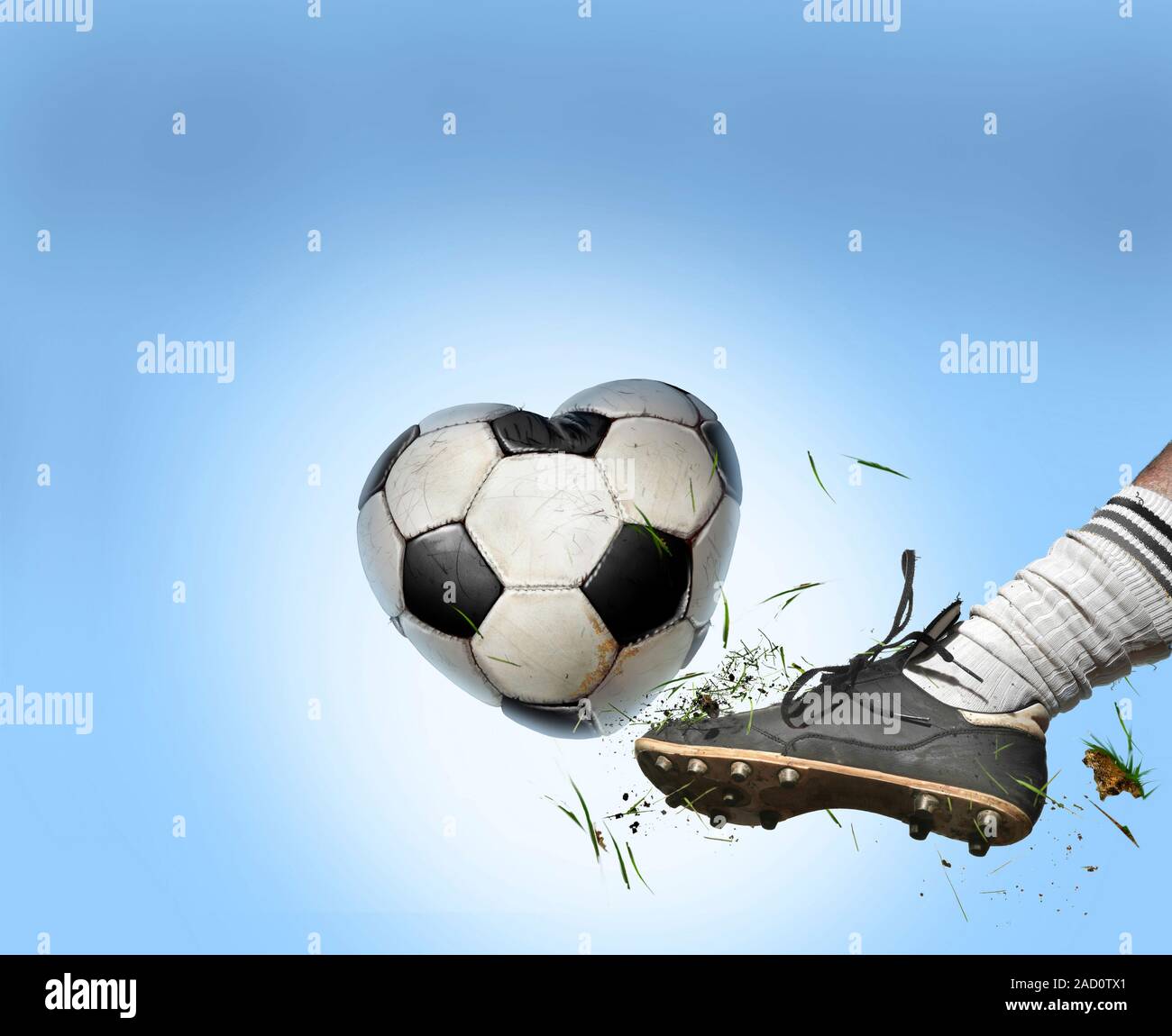 Amore di calcio. Immagine concettuale di un campo di calcio di essere  colpito da un calciatore, con la squadra di calcio a forma di cuore  l'aspetto che rappresenta un amore del piede