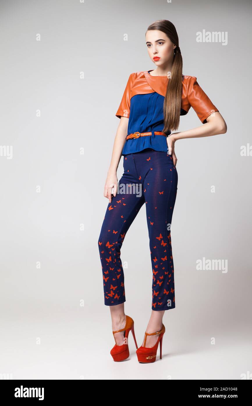 Bellissimo modello in vestiti alla moda e tacchi Foto stock - Alamy