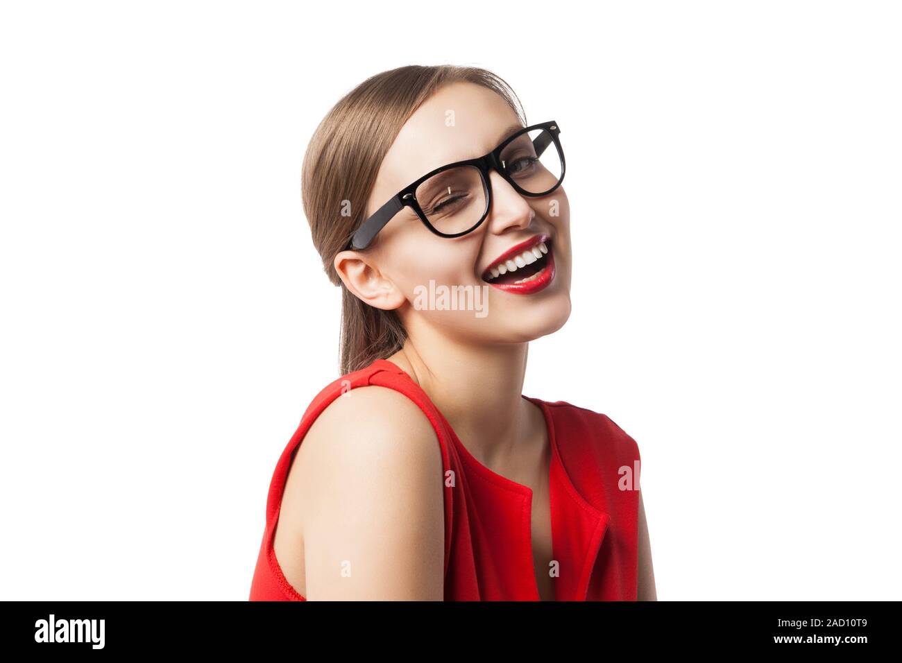 Ritratto di sorridere winking donna in bicchieri con labbra rosse Foto Stock