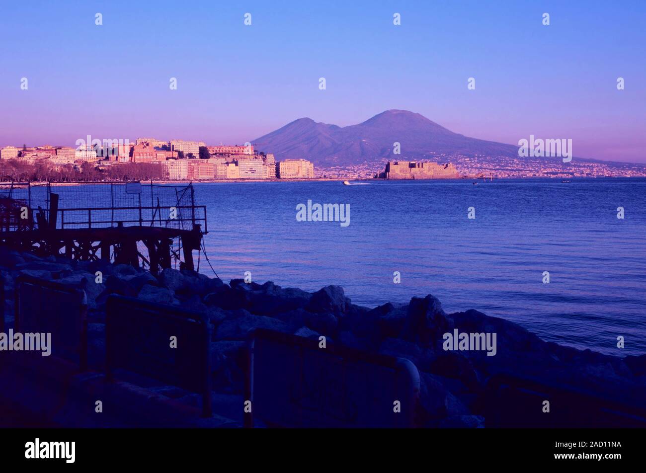 Vista del vulcano Vesuvio dal lungomare di Napoli città a sera la luce blu in estate Foto Stock