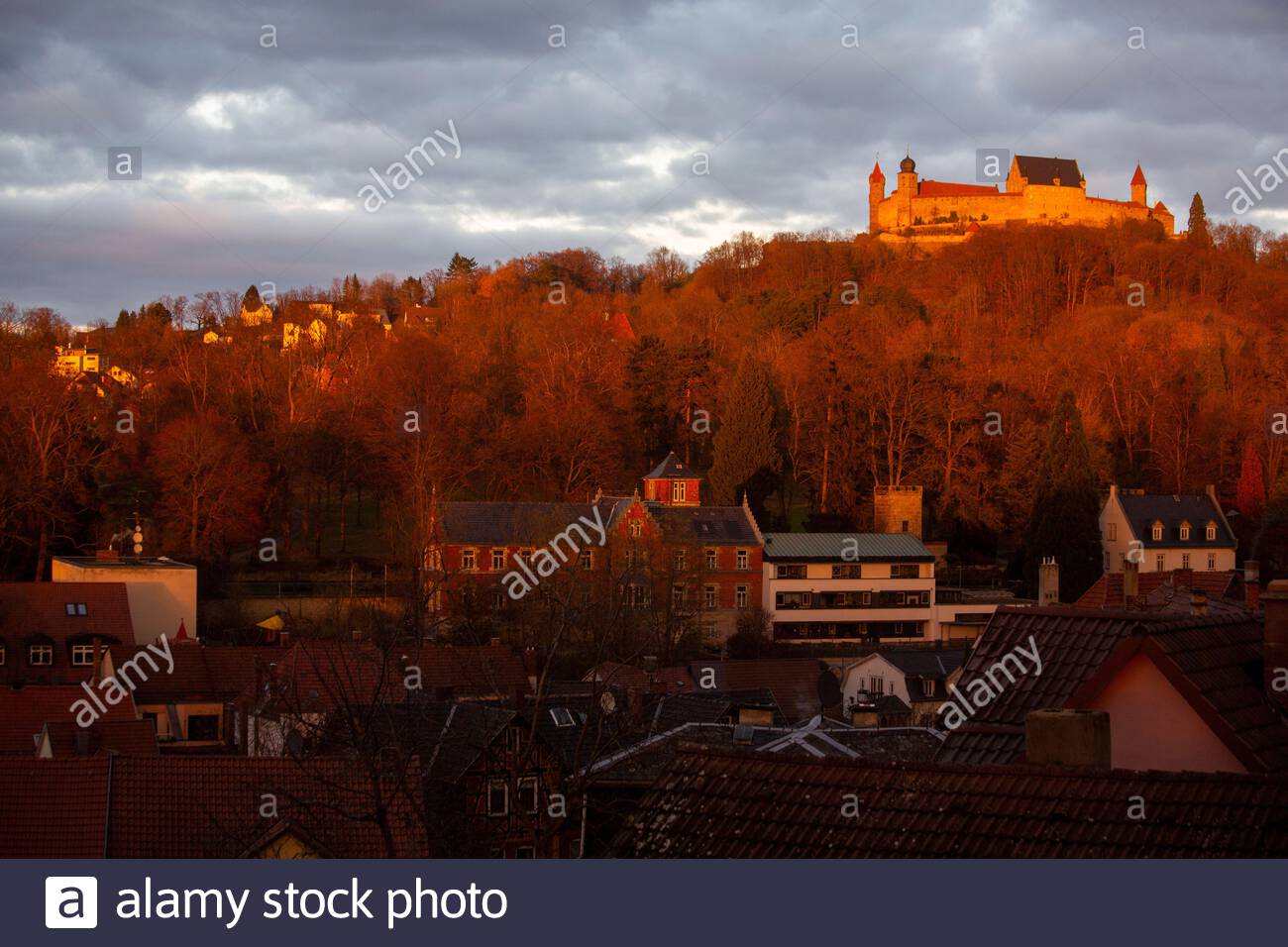 Un bellissimo tramonto in inverno in tutta la città di Coburg in Baviera, Germania, con il castello noto come Veste Coburg su una collina in background Foto Stock