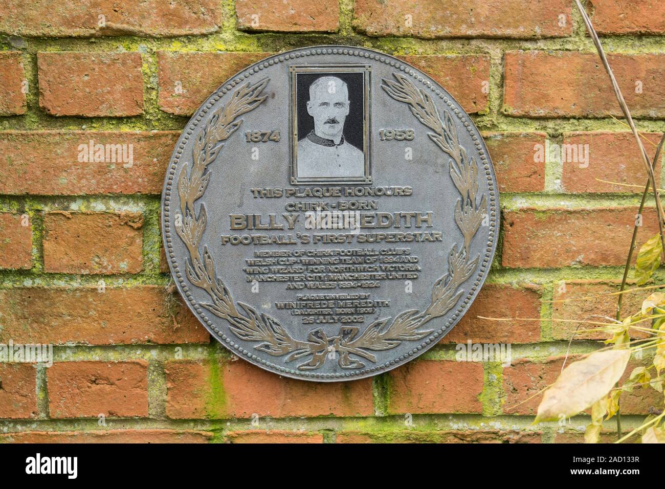 Billy Meredith lapide in Chirk Galles che commemora il calciatore gallese nato William Henry Meredith nel 1874 in Chirk, il Galles del Nord Foto Stock Billy Meredith lapide in Chirk Galles che commemora il calciatore gallese nato William Henry Meredith nel 1874 in Chirk, il Galles del Nord Foto Stock