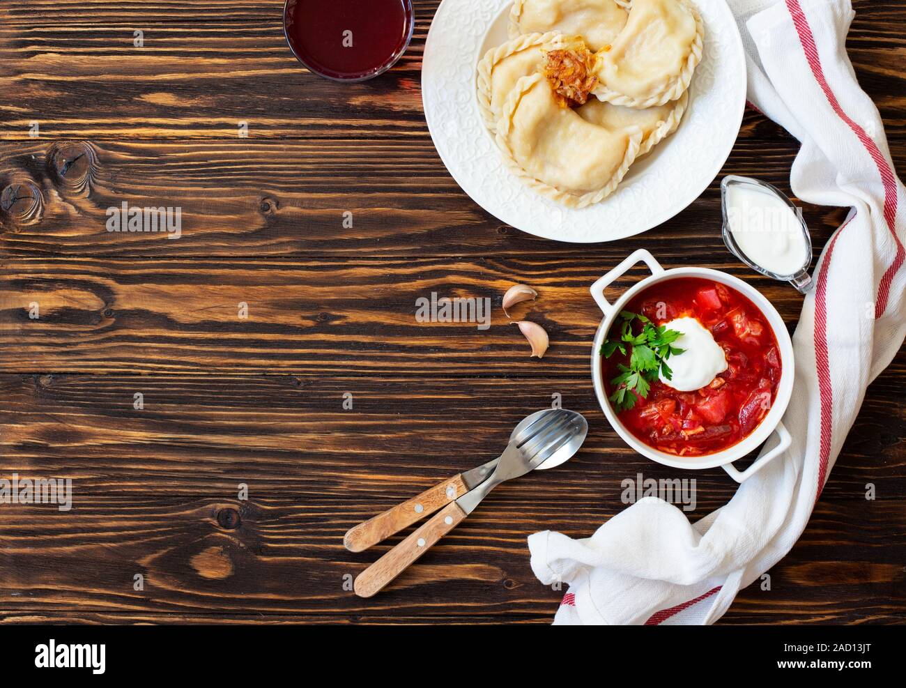 Europeo orientale cibo ucraino, Russo, Polacco. Borscht e Varenyky, Vareniki. Tradizionale zuppa di barbabietole borscht e gnocchi con patate Foto Stock