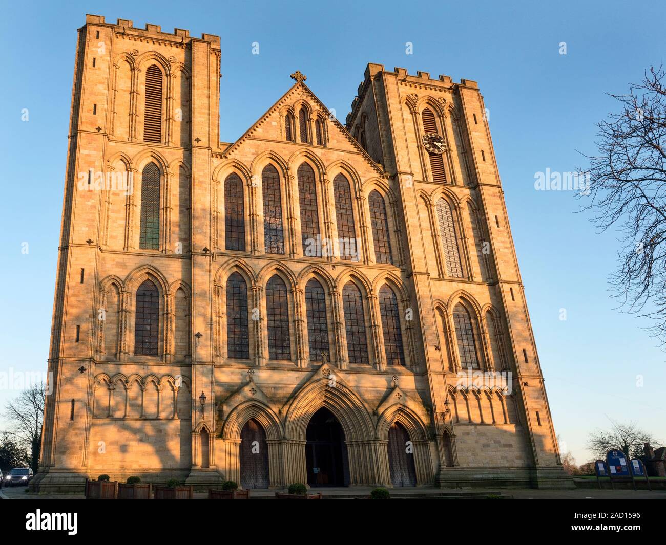 Il fronte ovest della cattedrale di Ripon al tramonto Ripon North Yorkshire, Inghilterra Foto Stock