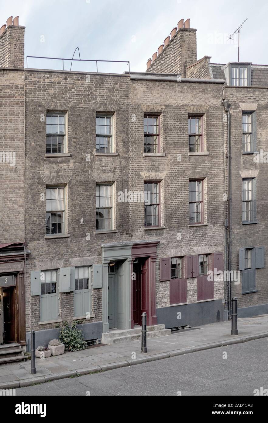 Il famoso Fournier Street nell'East End di Londra, Inghilterra. Situato in Spitalfields è un area associata, insieme con il "Dieci Bells', con Foto Stock