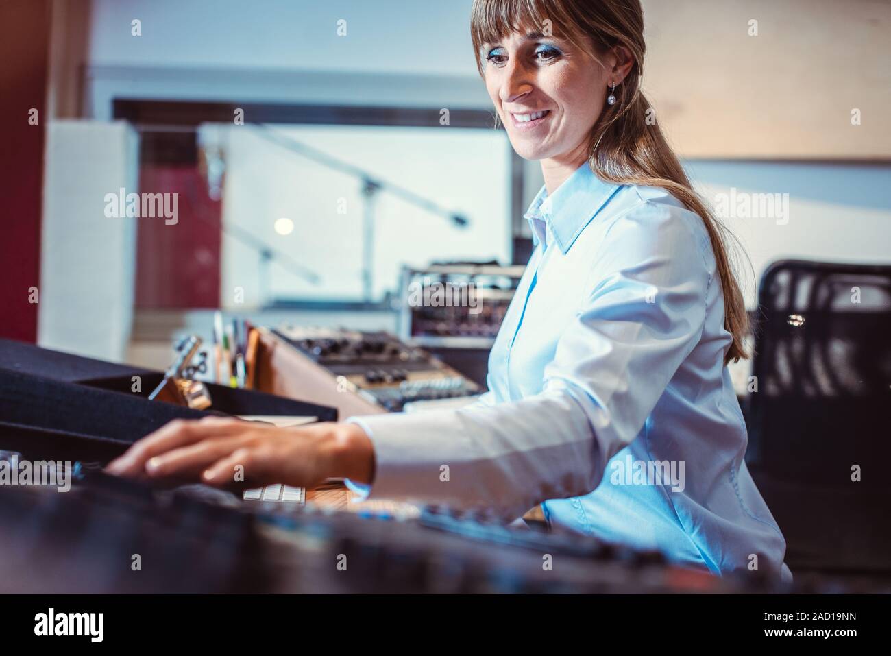 Ingegnere del suono donna alla console di miscelazione Foto Stock