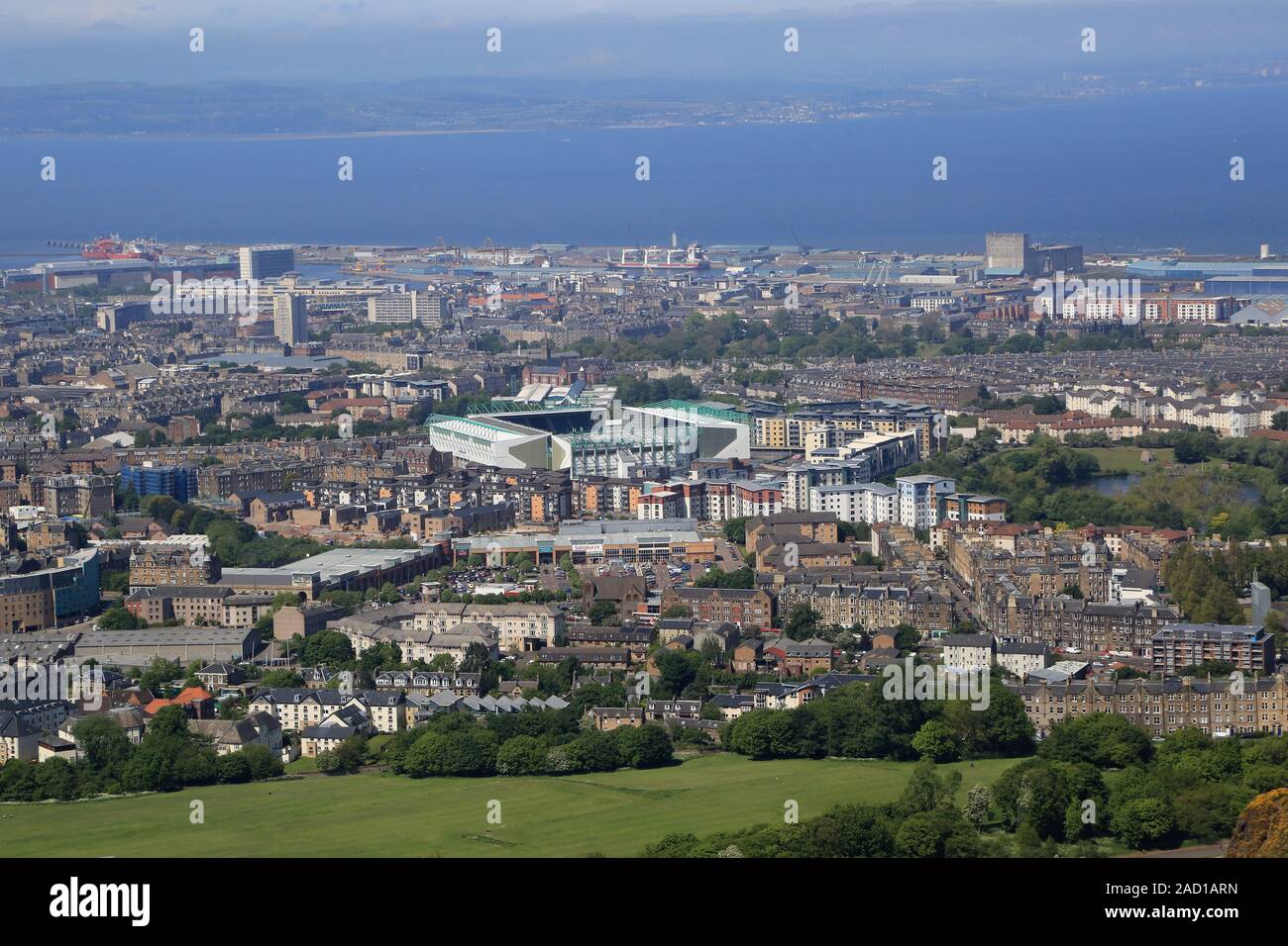 Edinburgh, Meadowbank Stadion und Firth of Forth Foto Stock