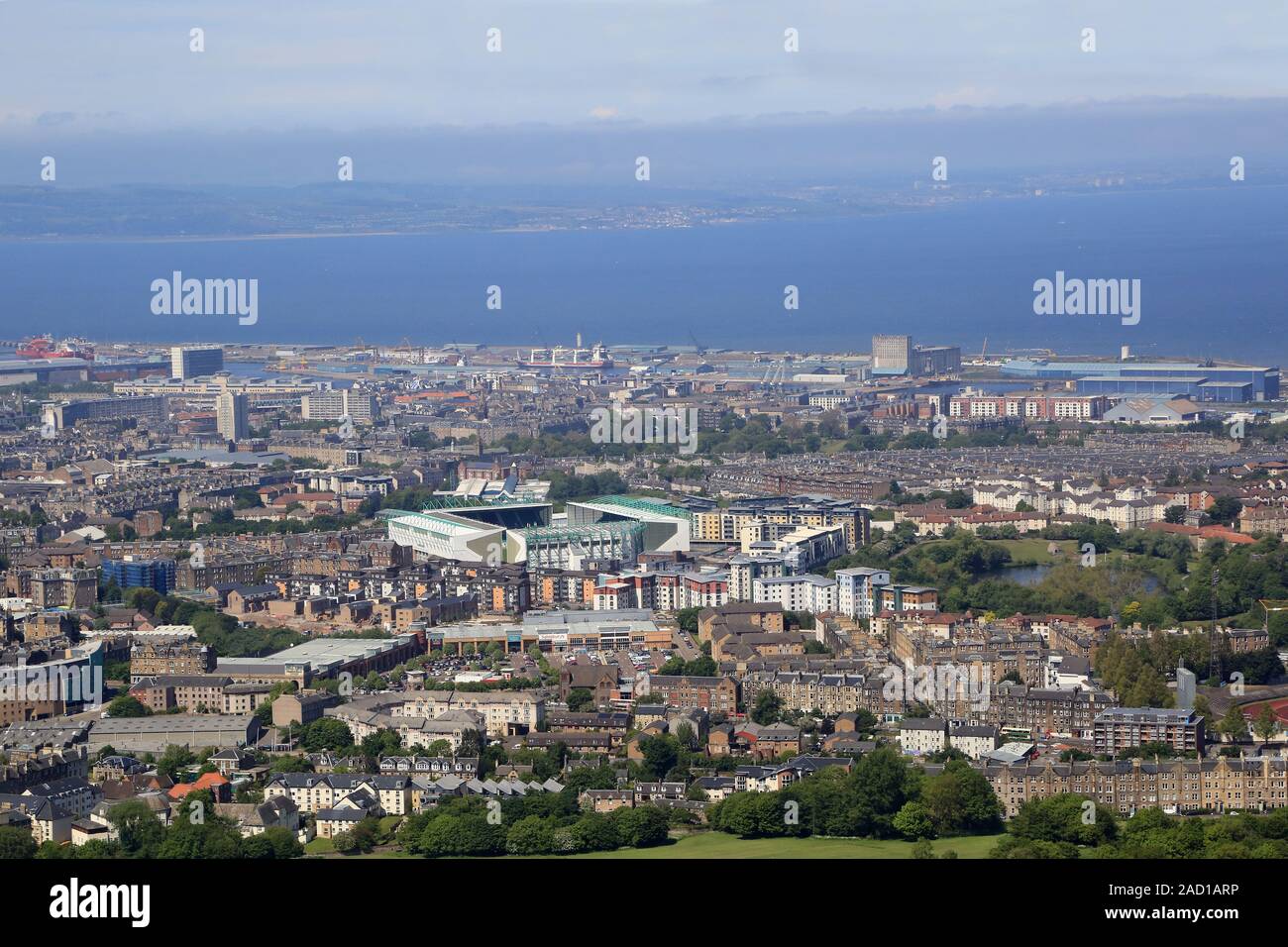 Edinburgh, Meadowbank Stadion und Firth of Forth Foto Stock