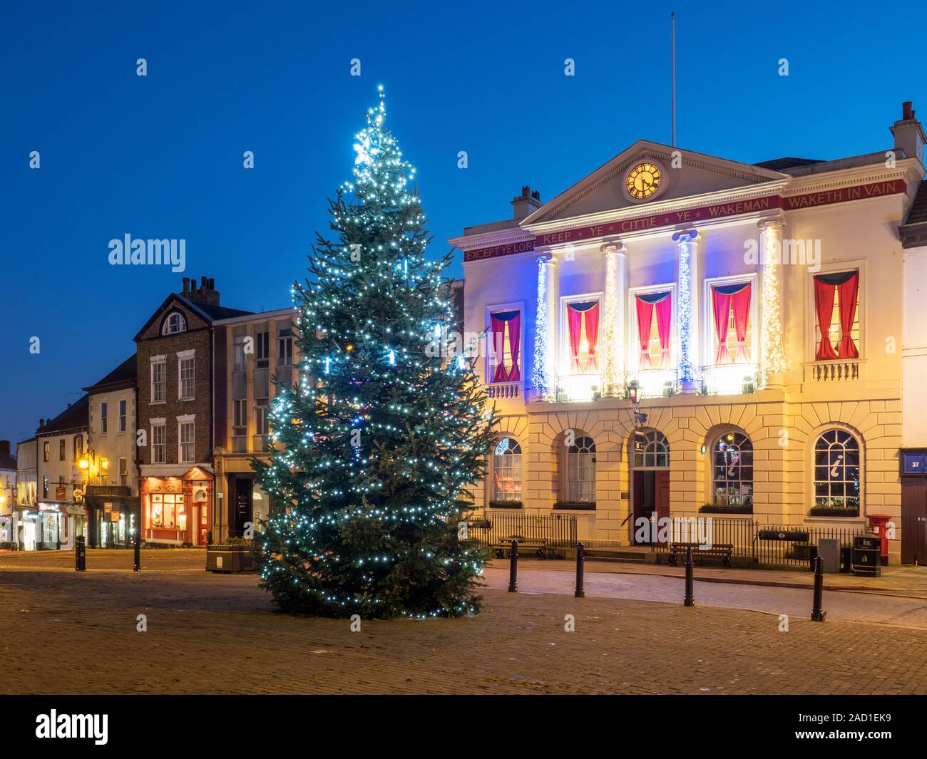 Albero di natale in Piazza del Mercato e il Municipio a Ripon North Yorkshire, Inghilterra Foto Stock