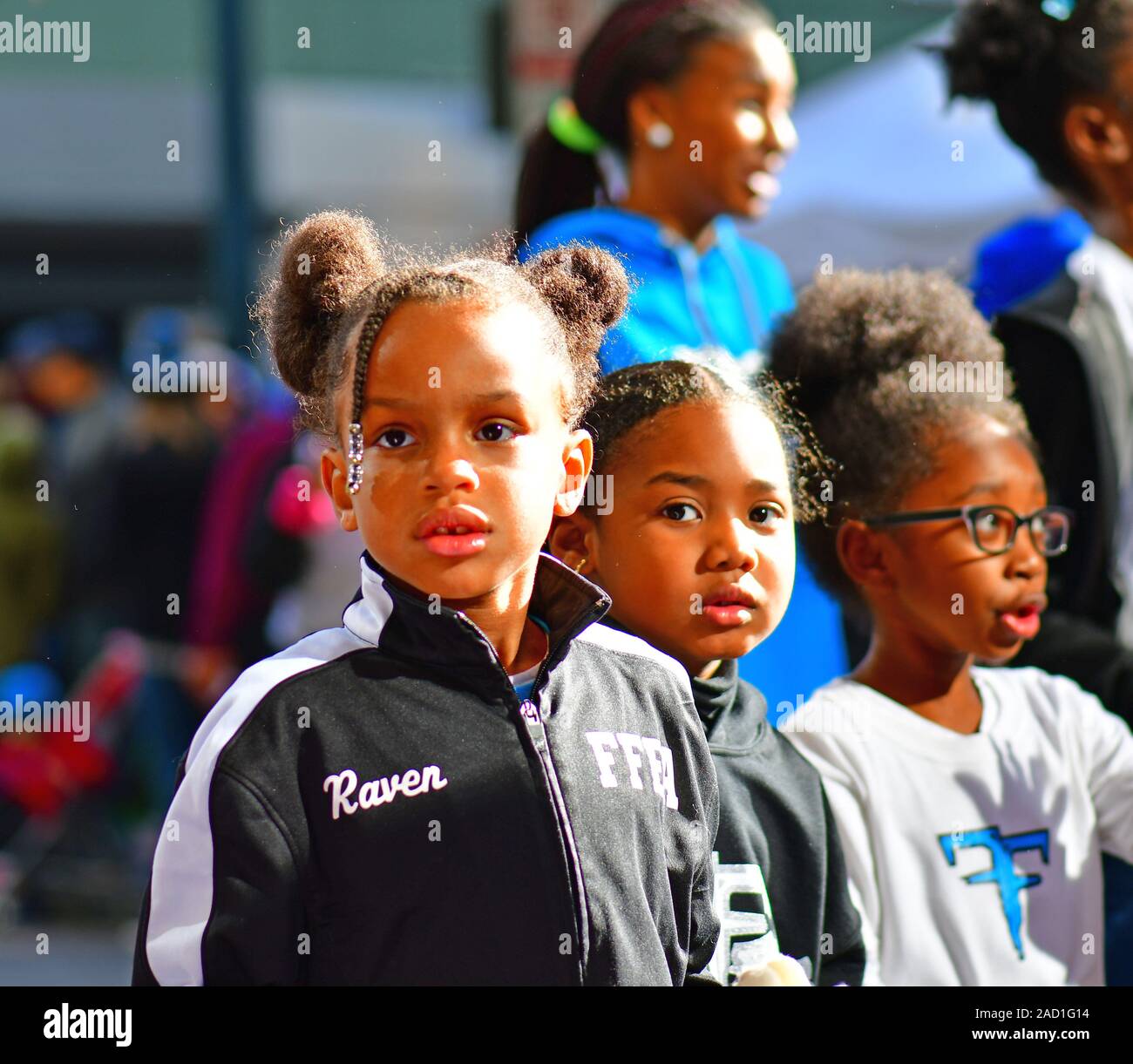 Bambini marciando nella Giornata del Ringraziamento Parade di Charlotte, NC Foto Stock