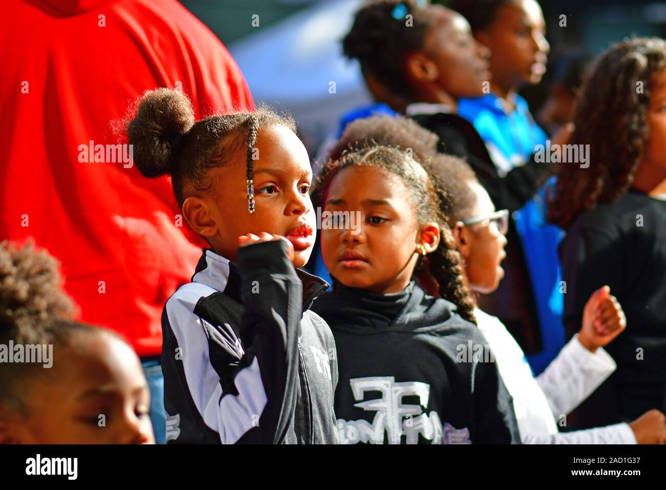 Bambini marciando nella Giornata del Ringraziamento Parade di Charlotte, NC Foto Stock