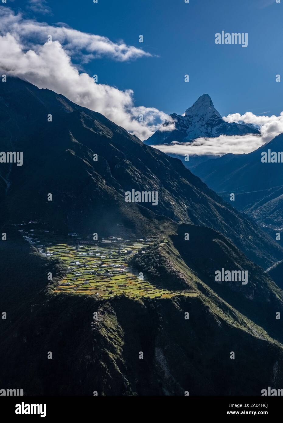 Visualizzare l'Imja Khola valley con la montagna Mt. Ama Dablam e il villaggio Phortse Foto Stock