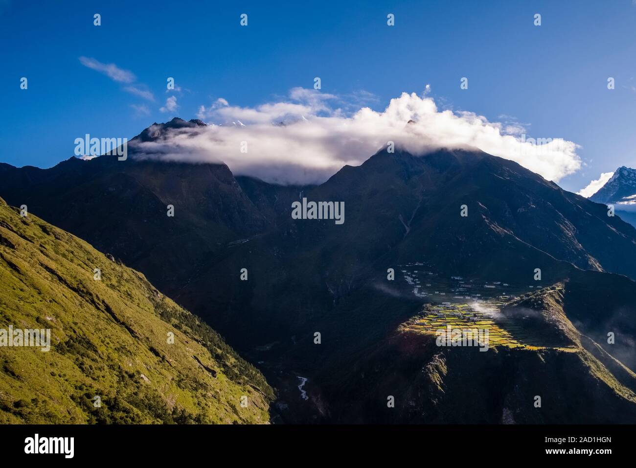 Vista sulle montagne Mt. Cholatse, Mt. Taboche coperto dal monsone di nuvole e il villaggio Phortse Foto Stock