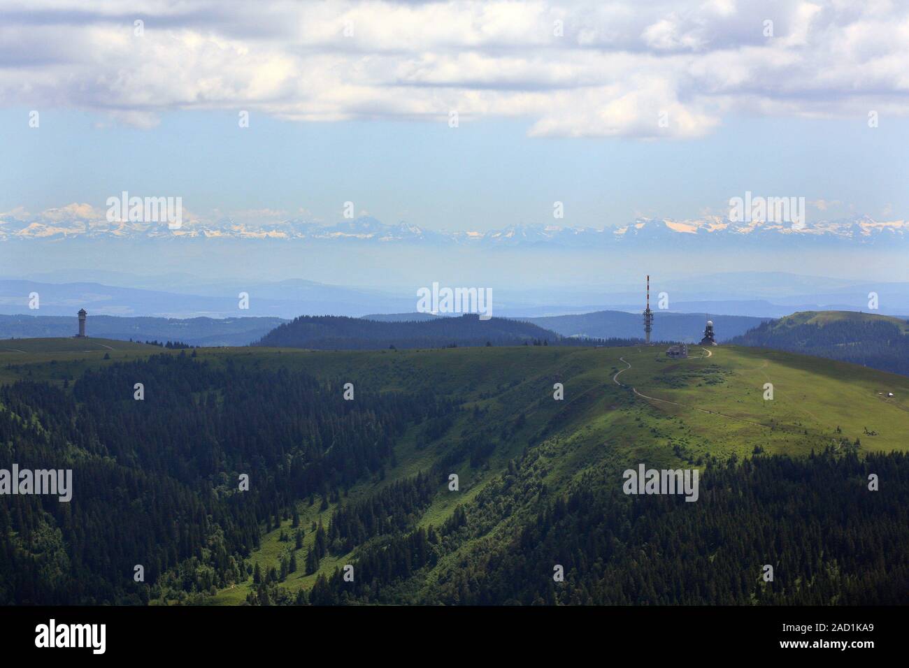 Torre televisiva sul Monte Feldberg nella foresta nera con una vista delle Alpi Svizzere Foto Stock