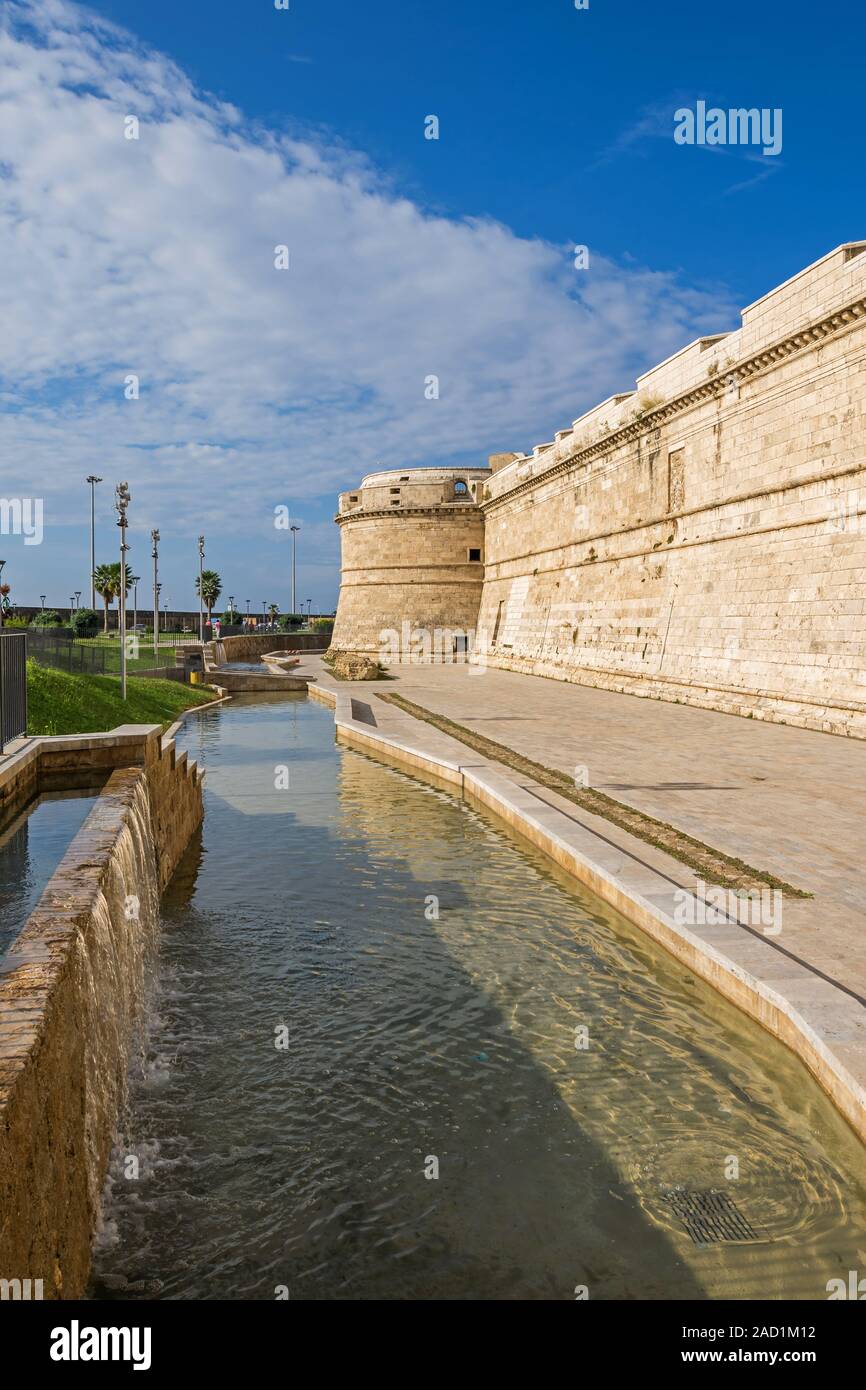Vista di Fort Michelangelo costruire in sedici secolo con il suo fossato, travertino e la parete sud-ovest la Torre di San Pietro come si vede dalla strada Calata Cesar Foto Stock