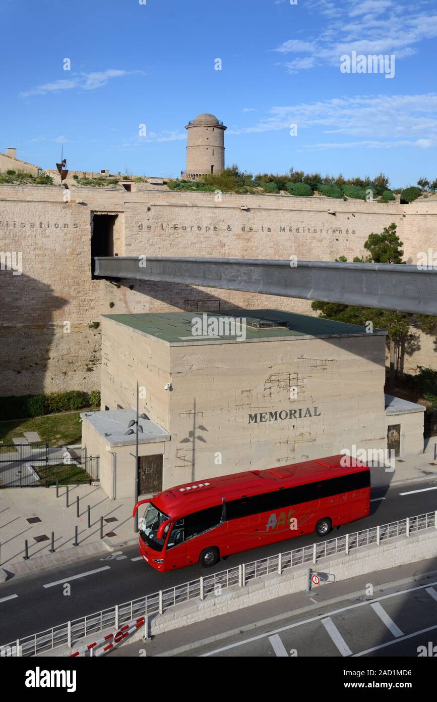 Tour bus, pullman o autobus turistico passando per il War Memorial Museum & Fort Saint Jean, parte del Museo MUCEM Marsiglia Provenza Francia Foto Stock