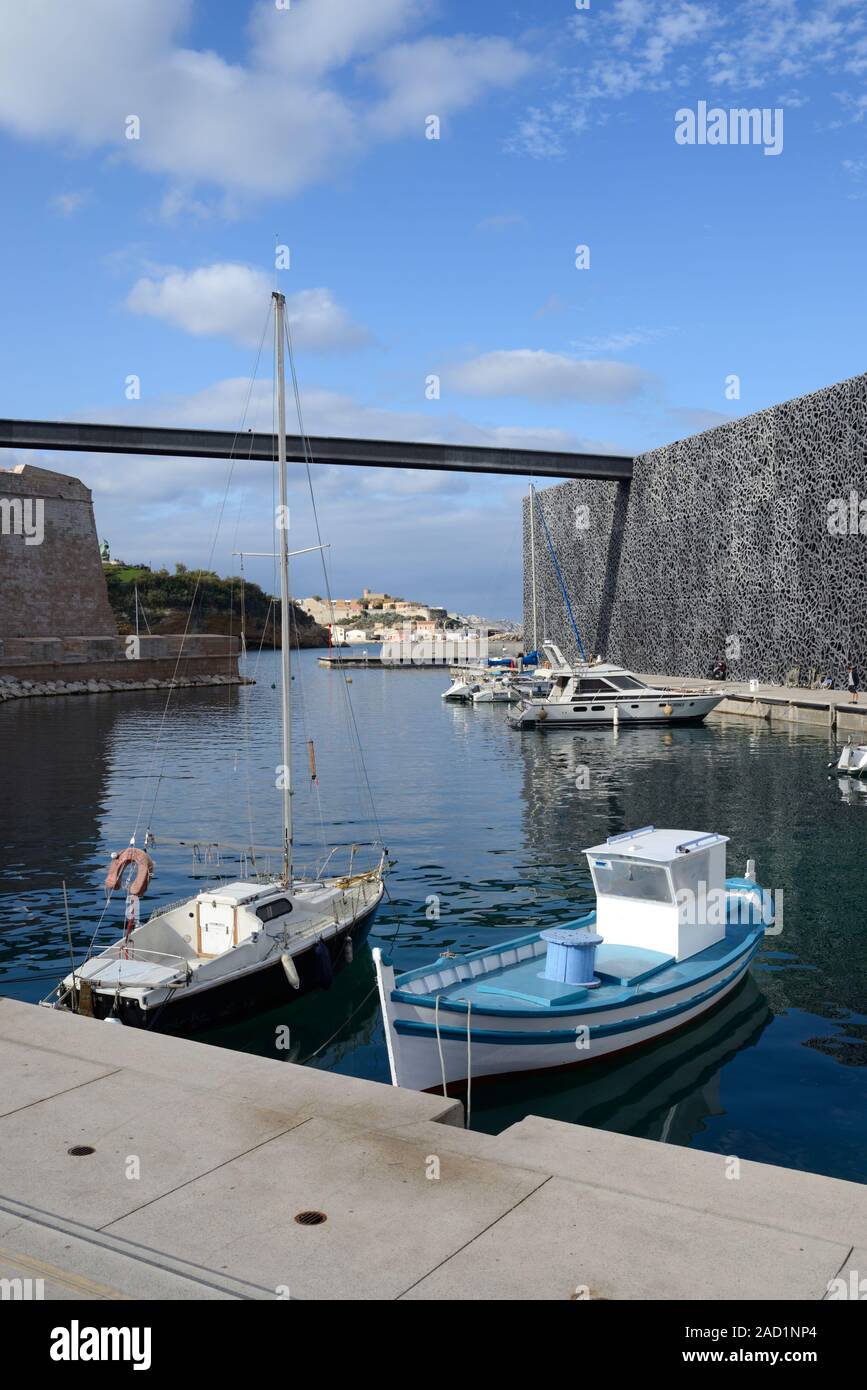 Nuova porta con barche da pesca e moderne MUCEM Museum & (a sinistra) Fort Saint Jean all'entrata del Vieux Port Marseille Provence Francia Foto Stock