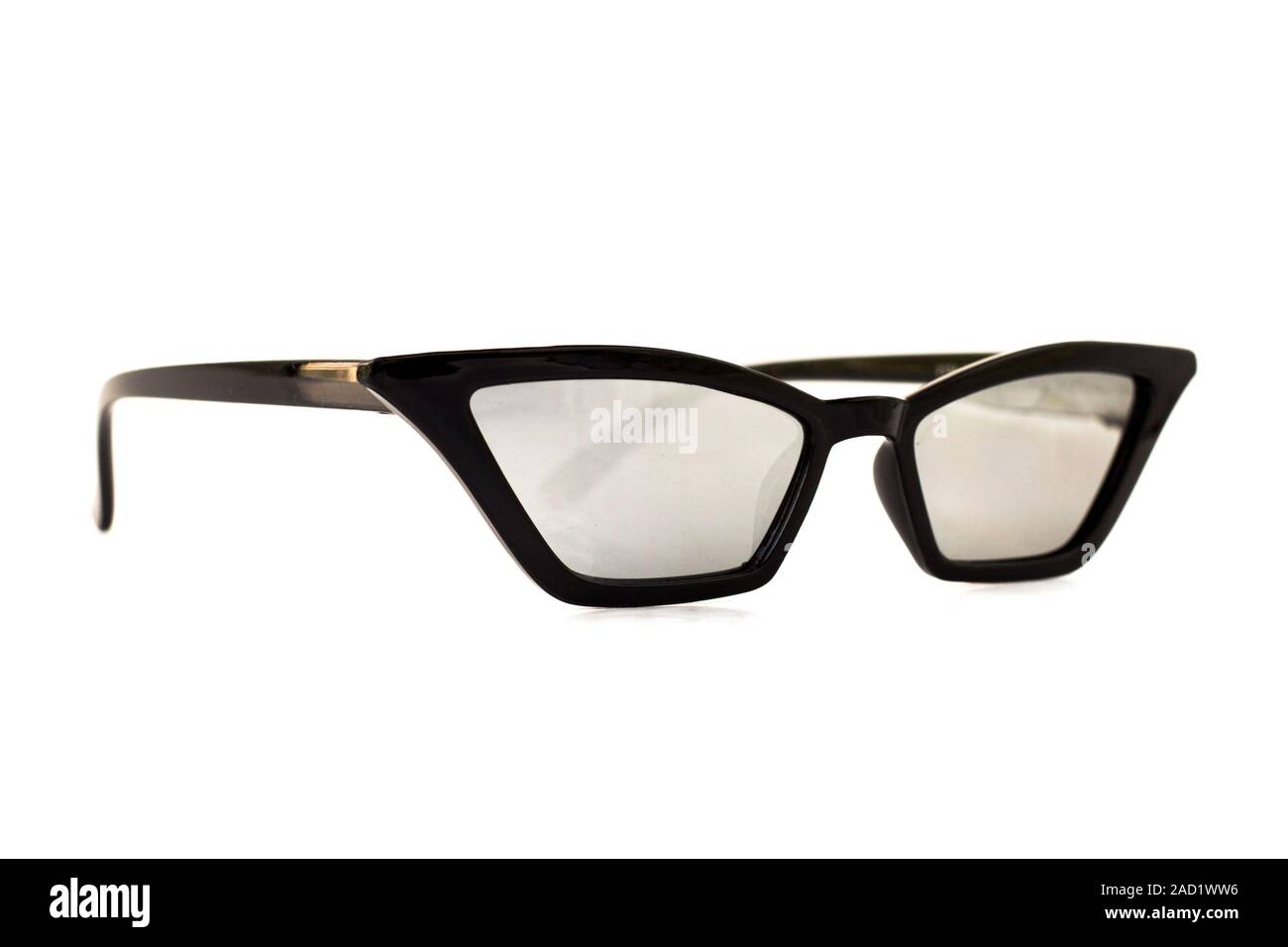 Retrò nero forma rettangolo occhiali da sole in plastica isolato su bianco - Vista laterale Foto Stock