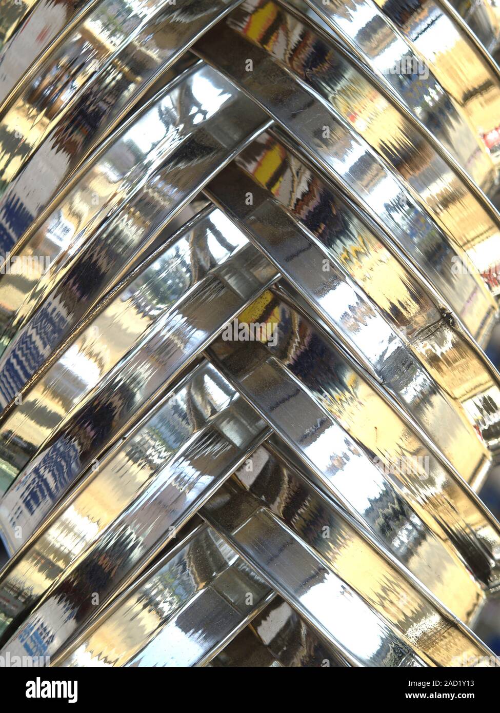 Manici di pentola di metallo appesi in un modello di herringbone cryss-cross su una bancarella di mercato in Kerala, India Foto Stock