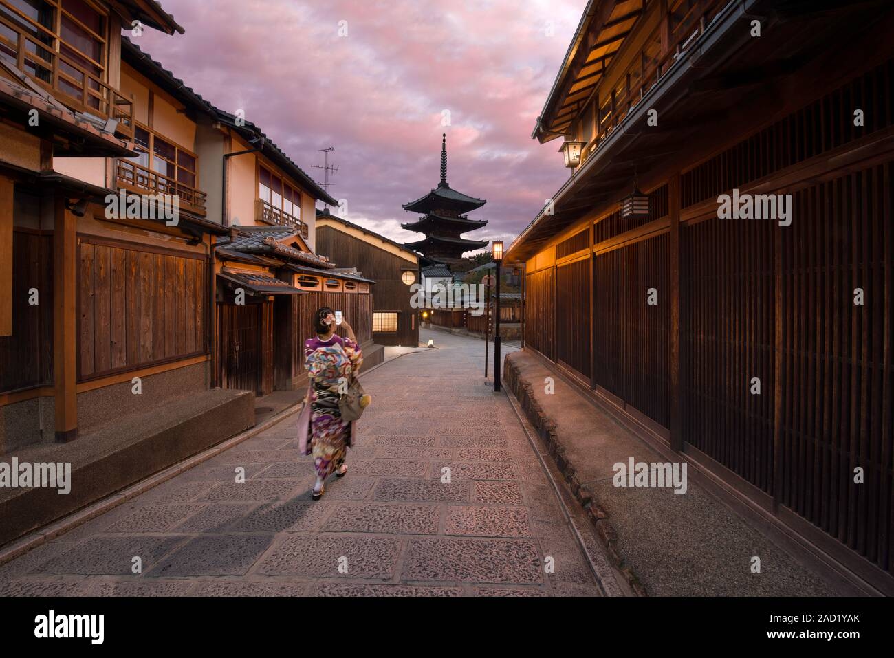 Kyoto, Giappone - 4 Novembre 2018: una donna vestita come una Maiko (apprendista geisha) prendendo una foto di Yasaka Pagoda di Hokan-ji, Kyoto Foto Stock